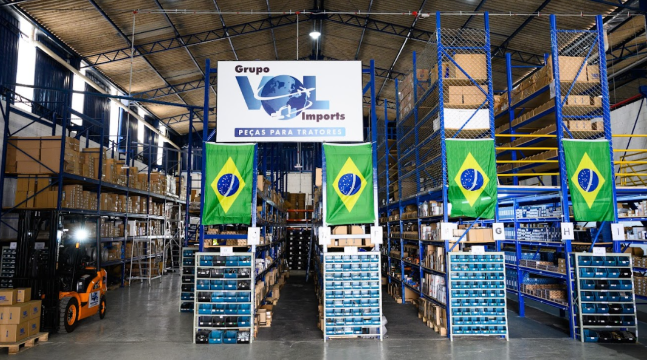 Estoque de peças para tratores Volvo da VOL Imports em São Paulo, com mais de 25 mil itens à pronta entrega